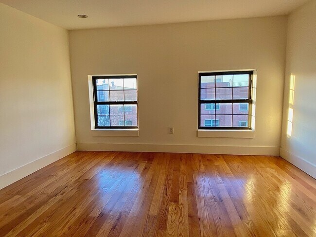 Building Photo - 173 Harman St