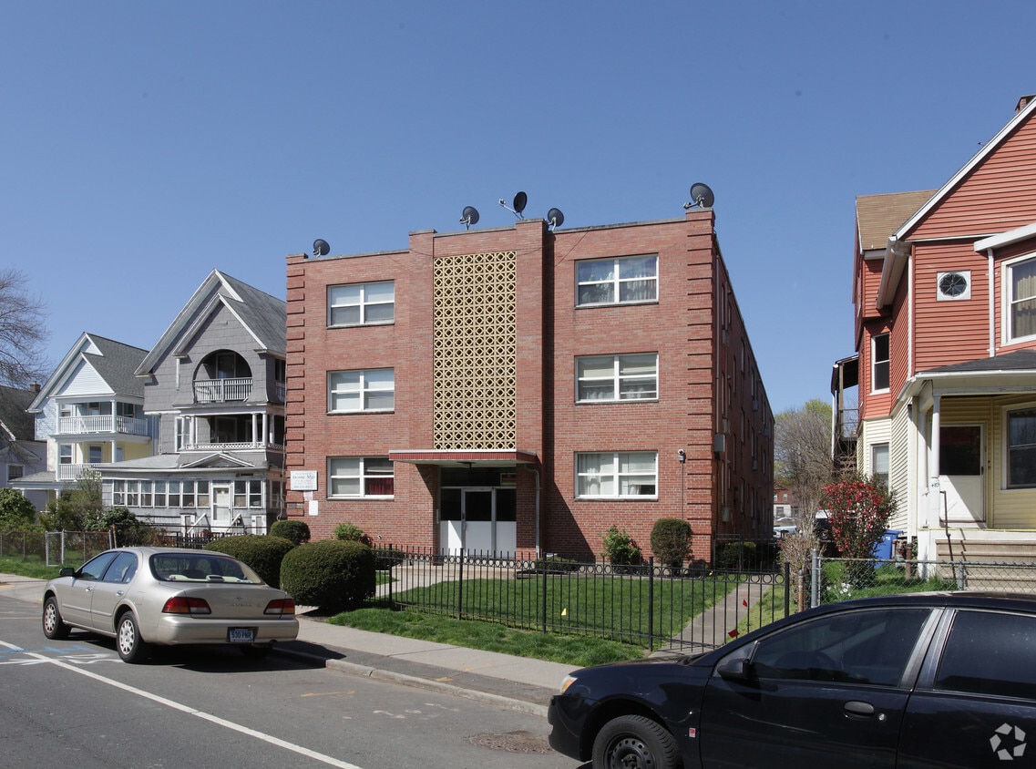 Building Photo - 495 Maple Ave
