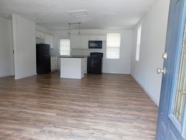 Foto del edificio - Completley Remodeled 2/1 in Longbranch!