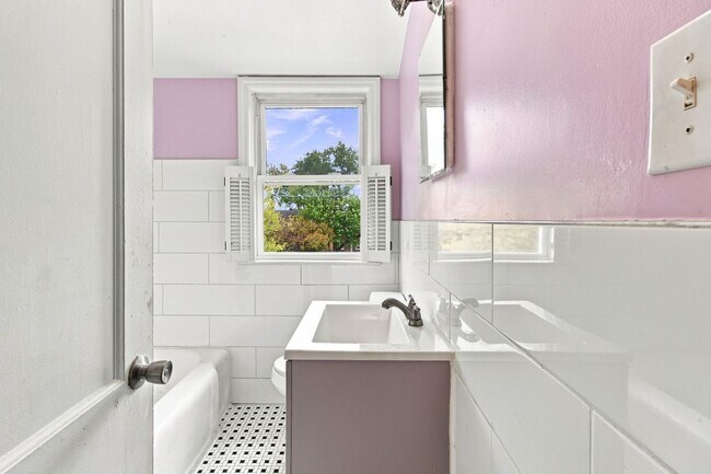 Foto del edificio - 8450 Loch Raven Blvd