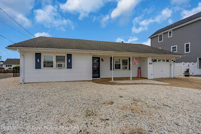 Building Photo - 814 Tiller Dr