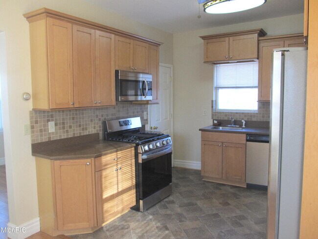 Building Photo - 127 Parchmount Ave