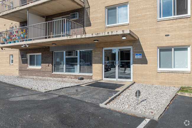 Entrance - Mark Twain Apartments