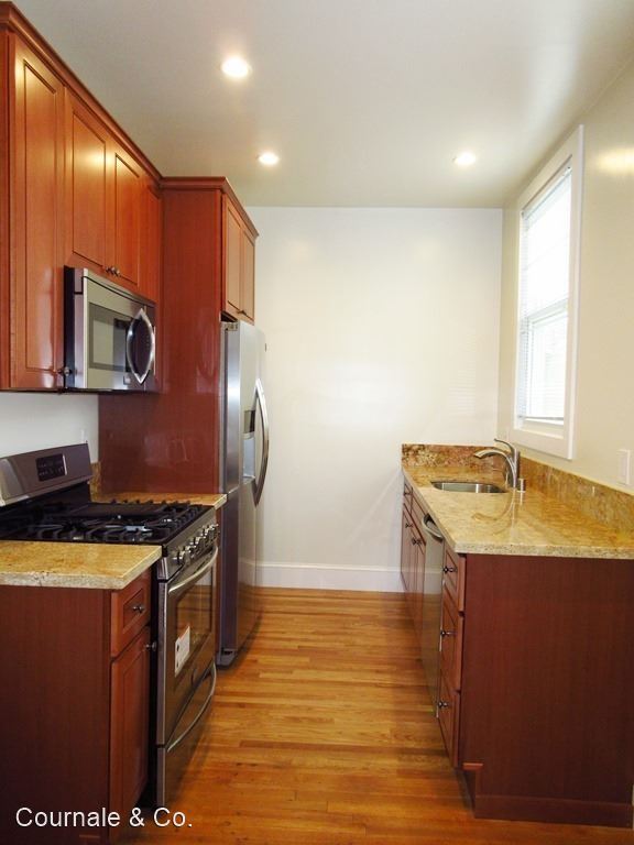 Building Photo - 1520 Greenwich St
