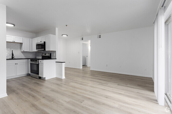Bright Entertainment Room - Shawnee Station