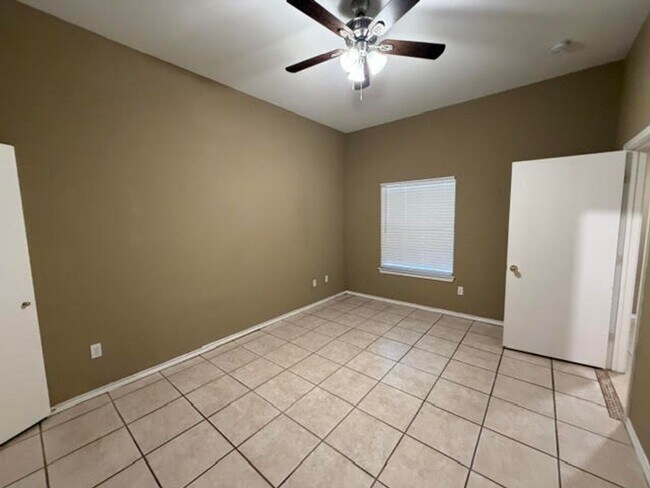 Foto del edificio - 10209 Lilac Ln