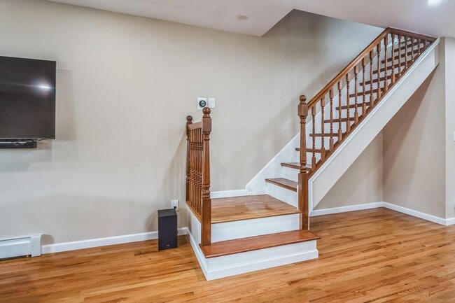 Building Photo - Stunning 3-Bed, 1.5-Bath FULLY RENOVATED S...