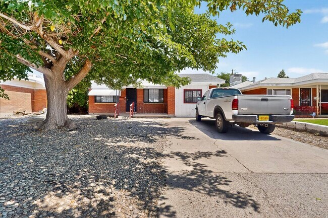 Building Photo - 1012 San Pedro Dr SE