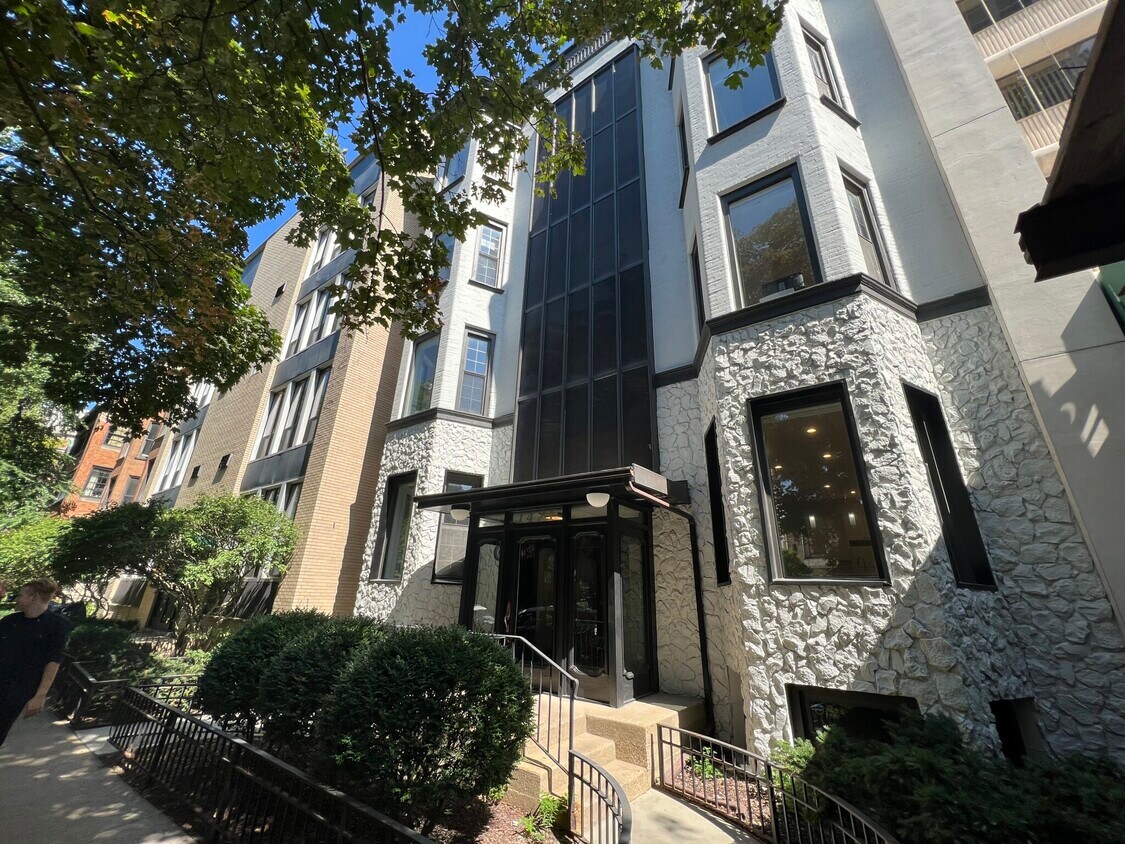 Building Photo - Beautiful Gold Coast 1 Bed/1 Bath Apartment