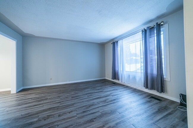 Building Photo - 435 Piccadilly Ave Thunder Bay ON P7B 5C8