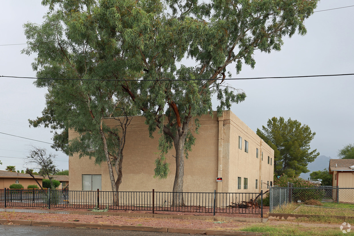 Building Photo - 1202 N Catalina Ave