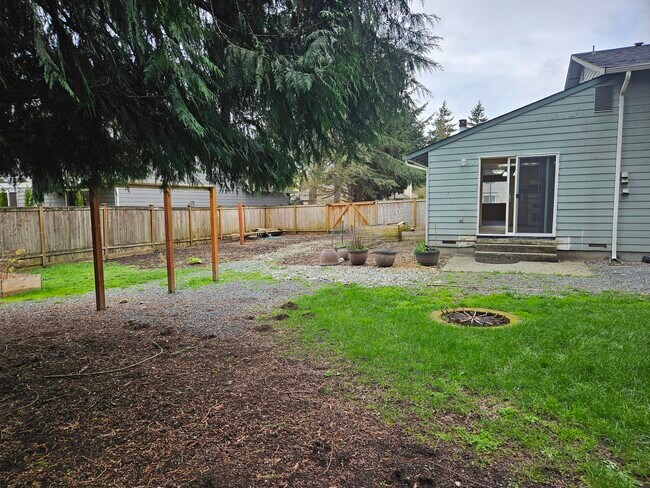 El patio trasero está listo para plantar. - 10011 33rd Ave SE