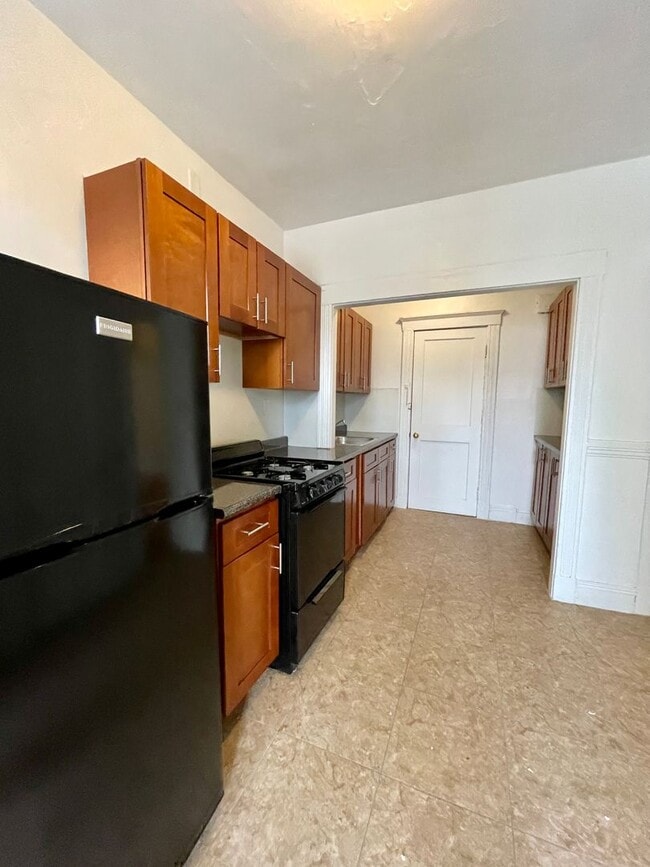 Building Photo - Large 1 bedroom unit with renovated kitchen and no broker's fee!