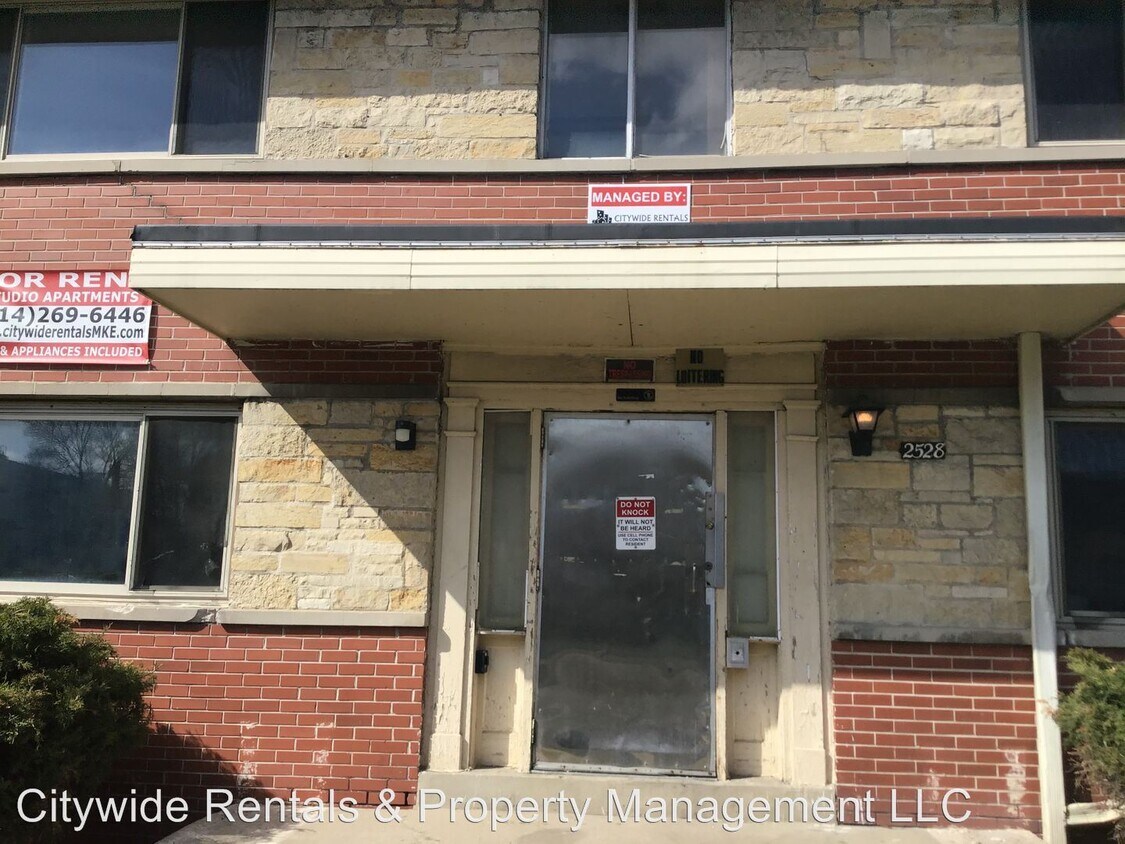 Building Photo - 2528 W Wells St