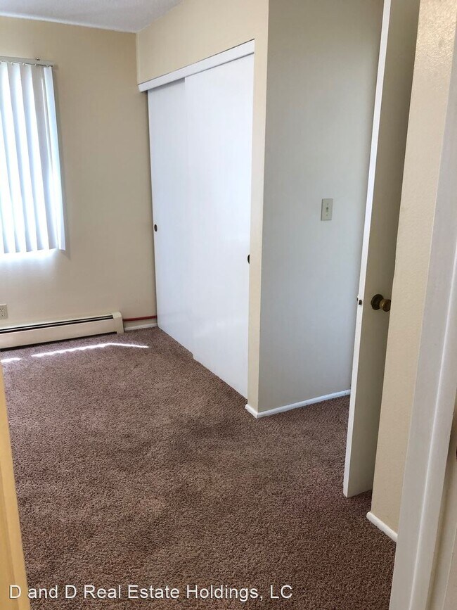 Building Photo - 1 br, 1 bath Apartment - 1345-1365 Meadowv...