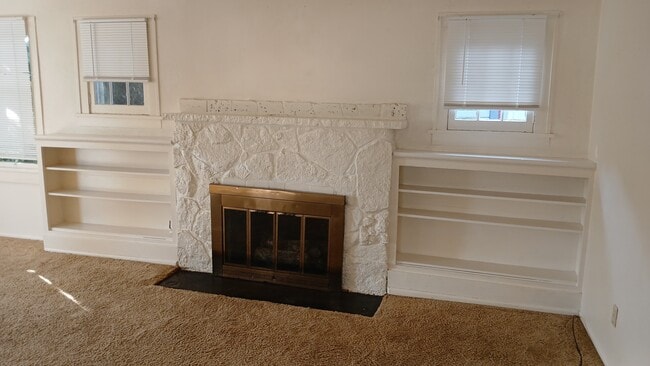 Building Photo - 482 NE Adams Ave