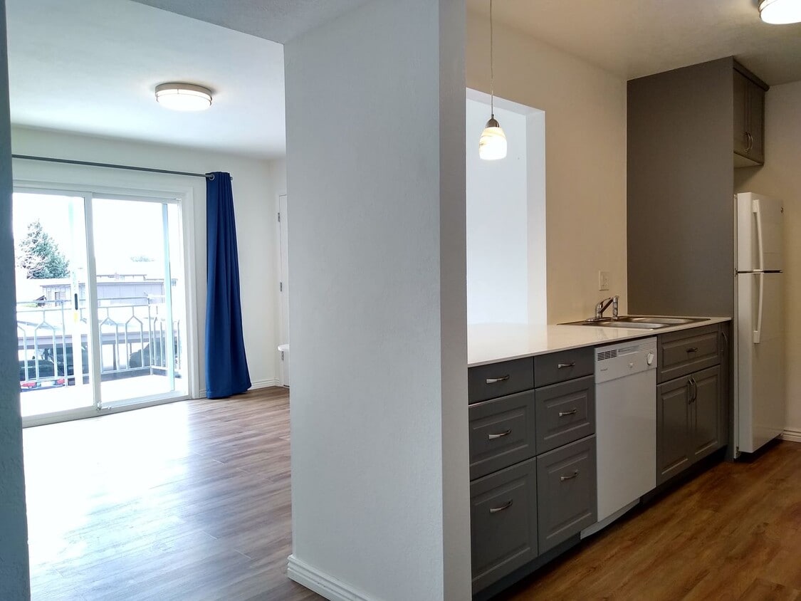 Primary Photo - Hamden South 2 Bedroom 1 1/2 Bath Condo, S...