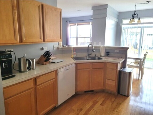 Foto del edificio - 453 Pine Lake Cir