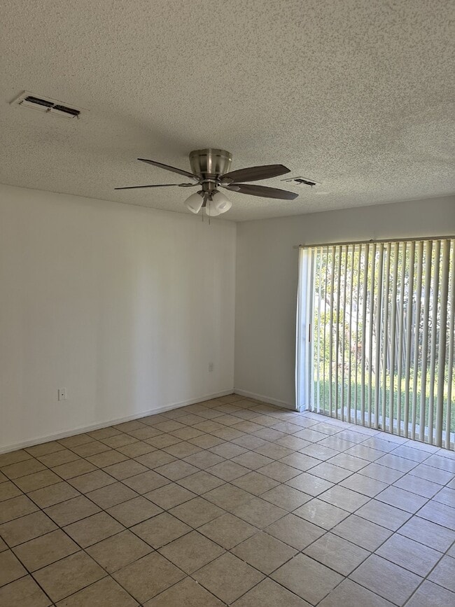 Foto del edificio - 4 Bedroom, 2 Bathroom, 2 Car Garage Home o...