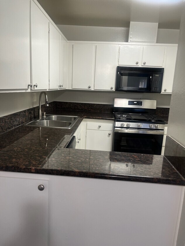 Foto principal - 11110 Moorpark St