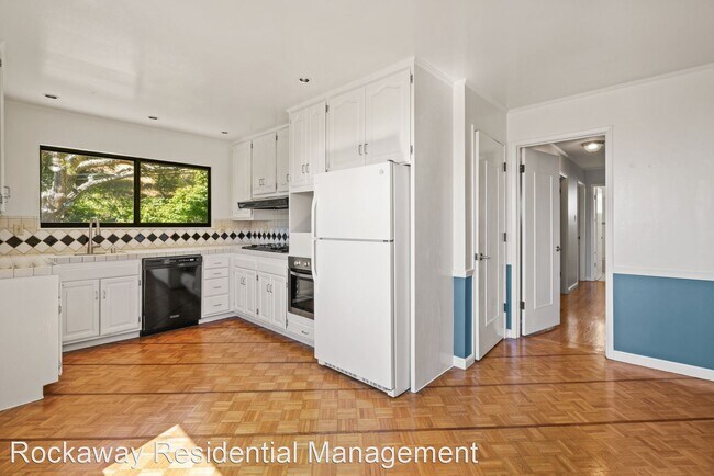 Building Photo - 3 br, 2.5 bath House - 2155 CRESTMOOR DR.