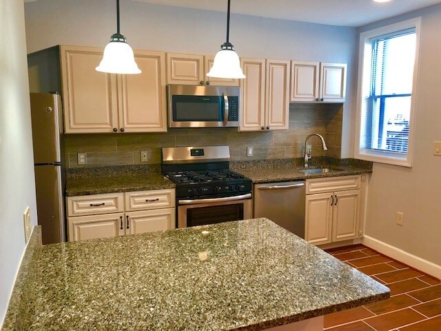 Bright Kitchen w/ Gas Range - 635 Kenyon St NW