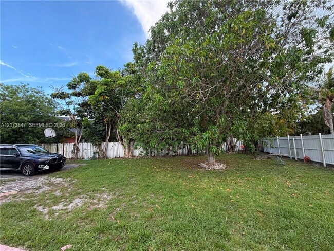 Building Photo - 633 NE 204th Ln