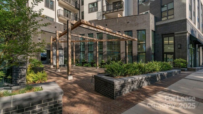 Foto del edificio - 4401 Barclay Downs Dr