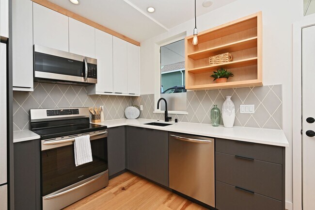 Foto del edificio - Modern 3-Level Townhome (2020) with Private Roof Deck & A/C