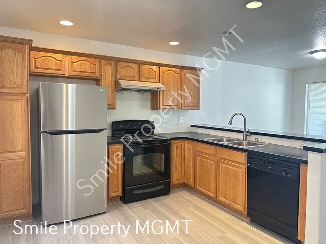 Foto del edificio - A beautiful 2-story townhouse attached with a single car garage!
