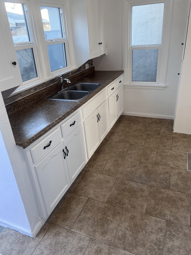 Foto del edificio - 967 N White Ave