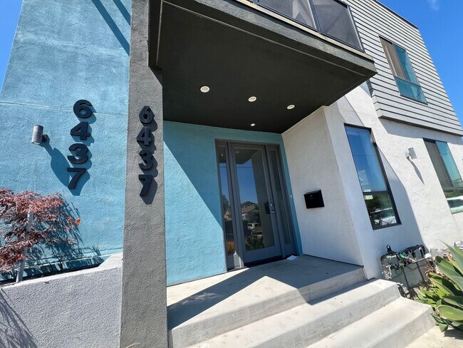 Building Photo - 6437 W 86th Pl