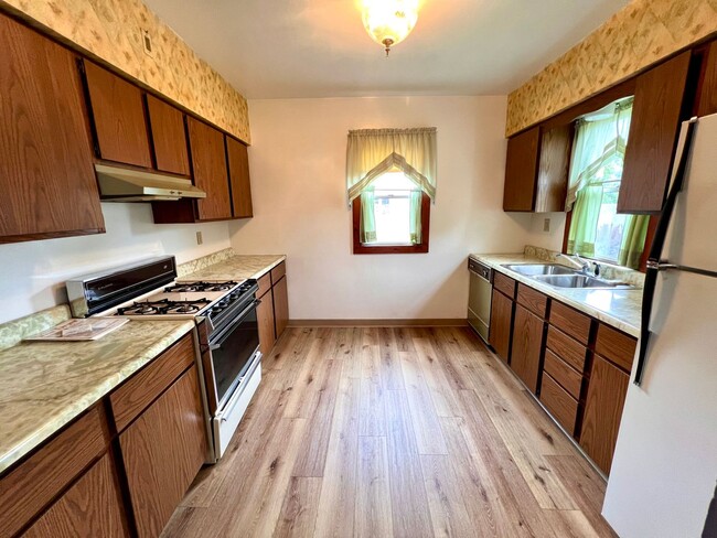 Building Photo - Just Renovated! - 3 Bedroom 1 Bathroom - A...