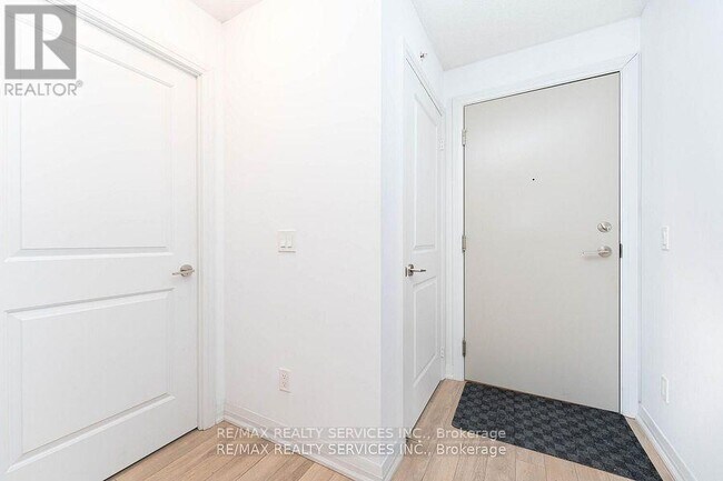 Building Photo - 30-2030 Meadowglen Pl