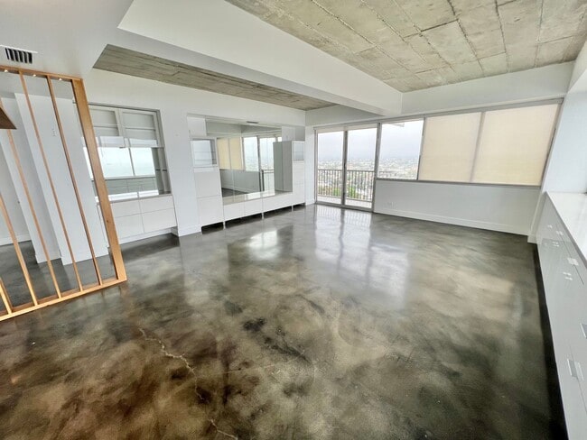 Building Photo - Private 16th-Floor Oceanview Residence with Belmont Pier Views