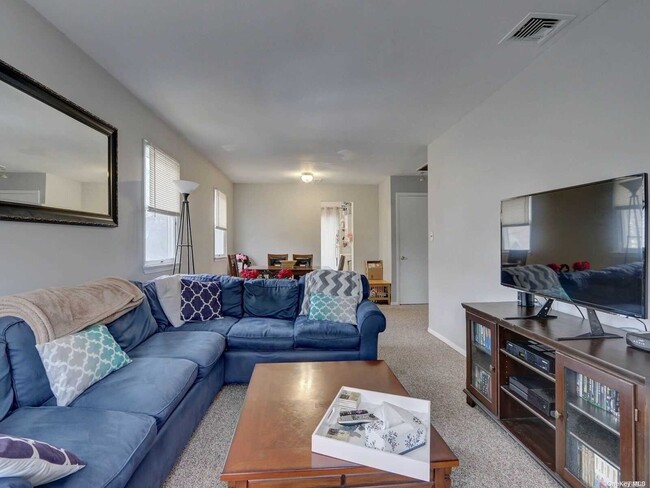 Foto del edificio - 569 Emerson Ave