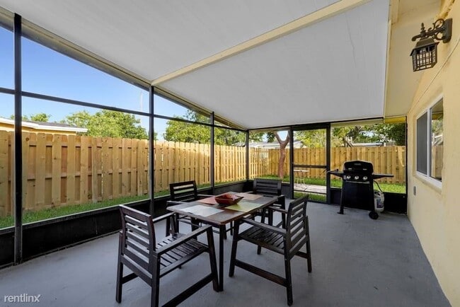 Building Photo - 3 br, 1 bath House - 5711 SW 38th St