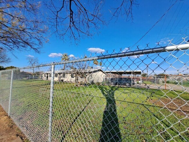 Building Photo - 6 E Stanislaus St