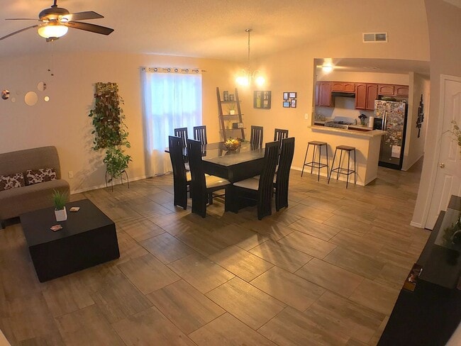 Building Photo - East El Paso 3bed/2bath Refrig A/C!