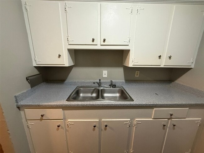Foto del edificio - 819 Bluebird Dr