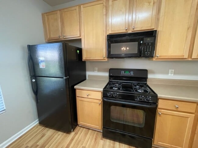 Building Photo - 804 Walnut Woods Dr