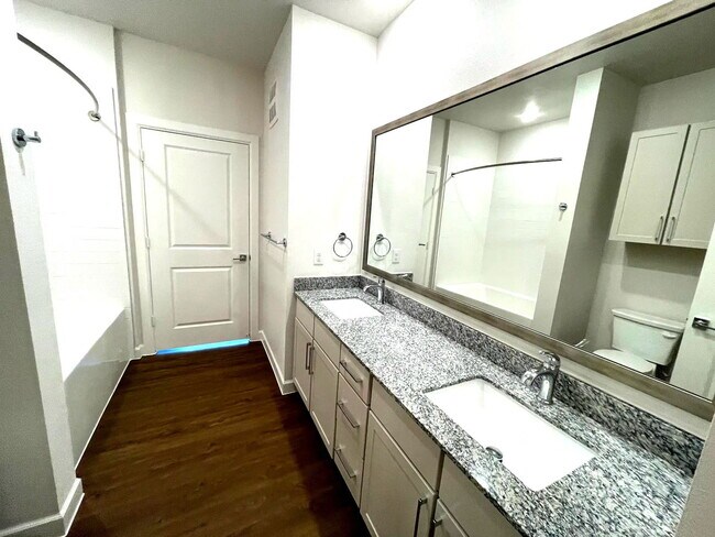 Foto del edificio - 2300 N Friendship Rd