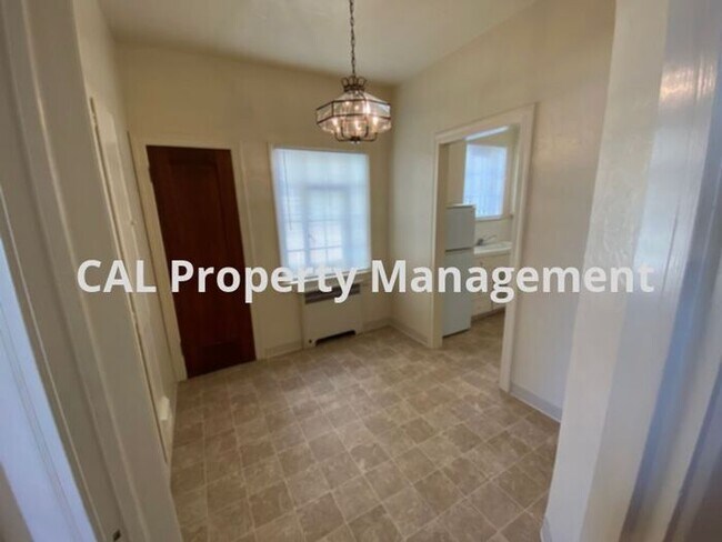 Building Photo - Upper level 1-bedroom apartment near downt...