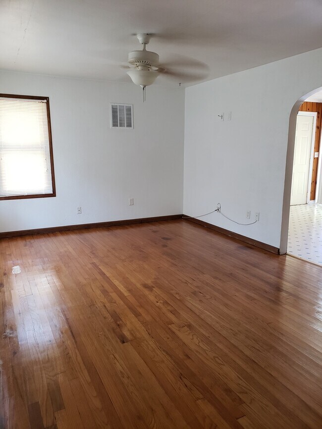 Building Photo - Cute 2 bedroom-Centennial School District
