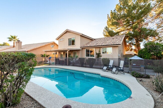 Foto del edificio - The Search is Over! 3-Bedroom, 2.5 baths with Refreshing Fenced Play Pool!