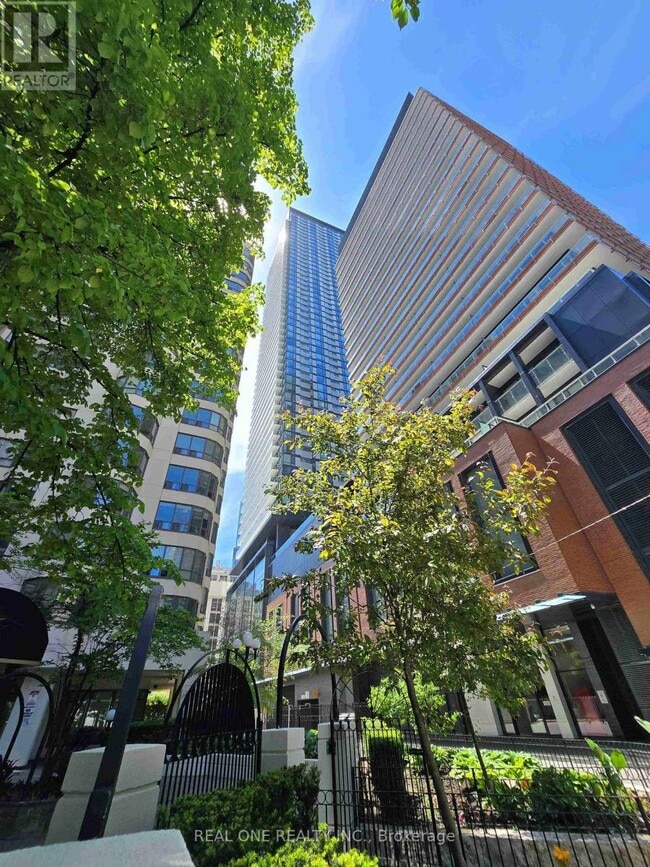Building Photo - 501 Yonge St