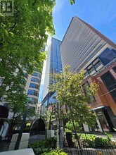 Building Photo - 501 Yonge St