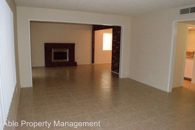 Building Photo - 2301 Oakwood Dr
