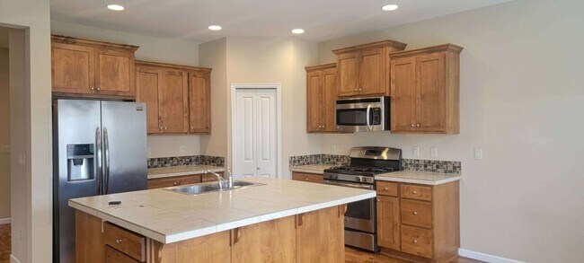 Building Photo - 4 bedroom with one large bonus room