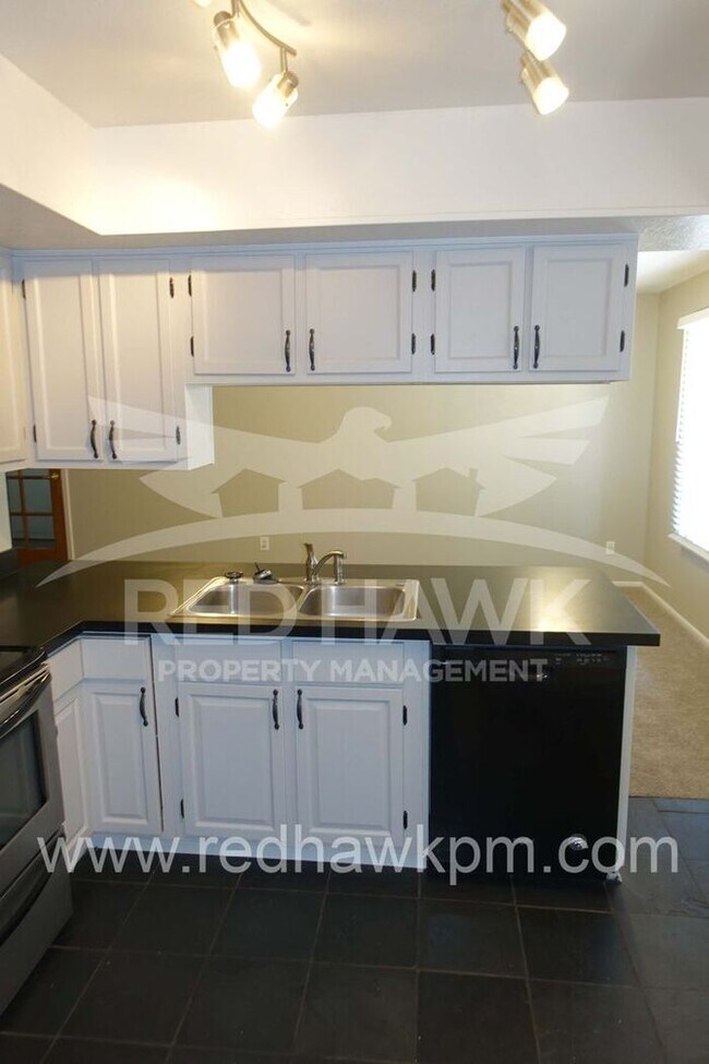 Foto del edificio - Freshly Painted Three Bedroom, Two Bathroo...